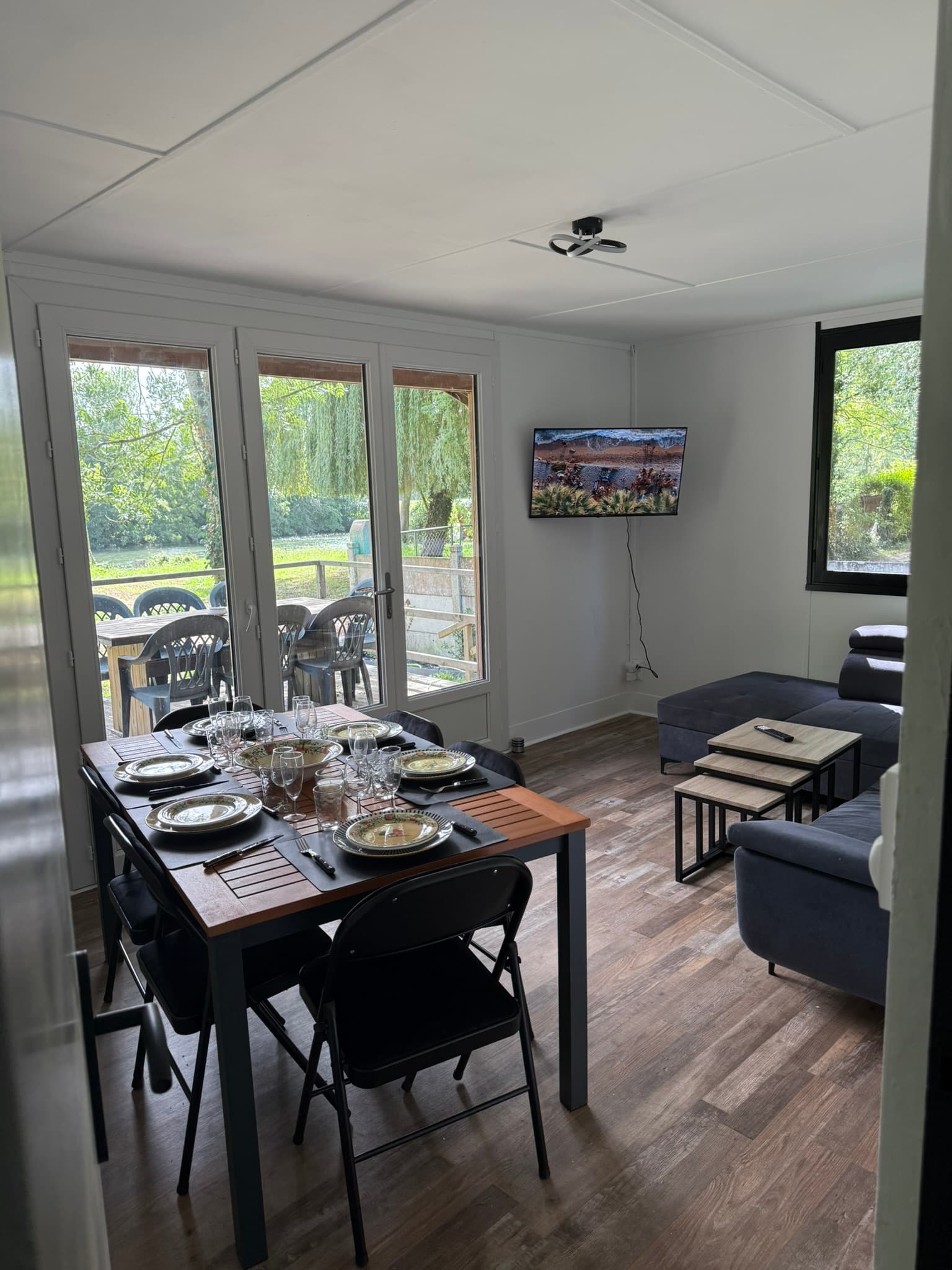 Le Chalet du Loir — vue intérieure ouverte sur le Loir et les saules